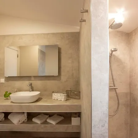 Landhuis Hillside House & *